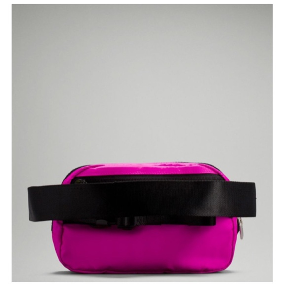 Lululemon Everywhere Belt Bag 1L Highlight Purple - Picture 3 of 7